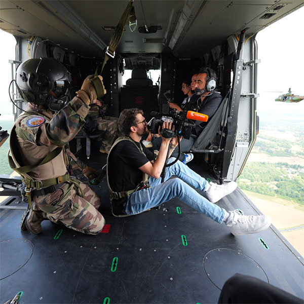Tournage d'un reportage par un journaliste CLPRESS à bord d'un hélicoptère de l'armée