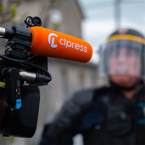 Caméra CLPRESS avec un micro orange et un CRS