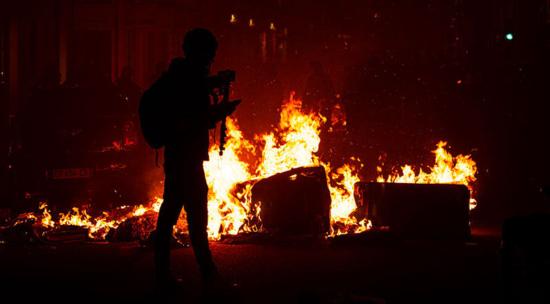 Journaliste CLPRESS auu milieu de poubelles en feu