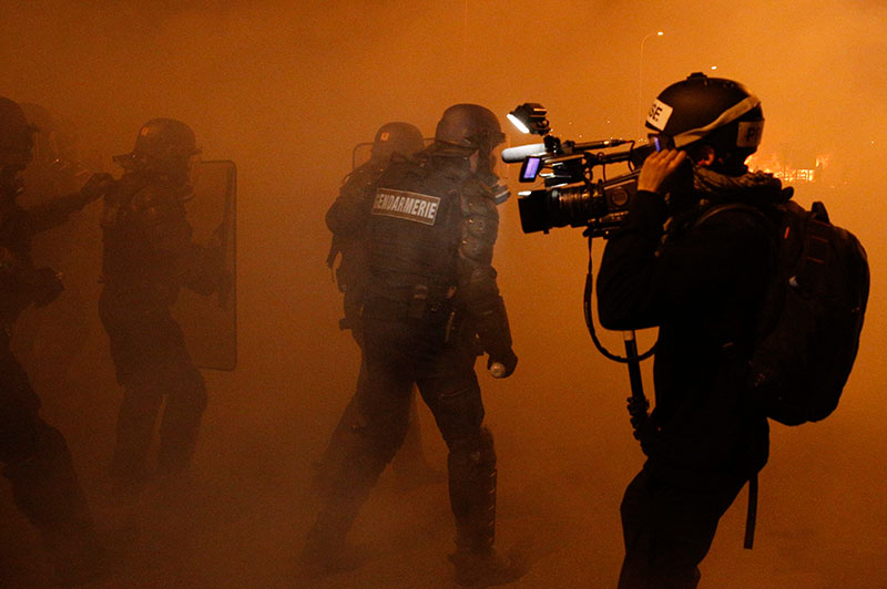 Journaliste CLPRESS au milieu de gaz lacrymogène et de gendarmes mobiles