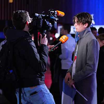 Interview d'un militant lors d'un meeting politique