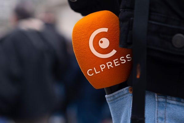 Micro orange avec le logo CLPRESS