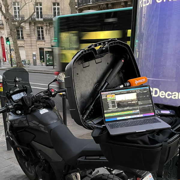 Un ordinateur à l'arrière d'une moto
