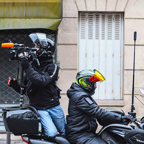 Journaliste CLPRESS sur une moto presse avec une caméra