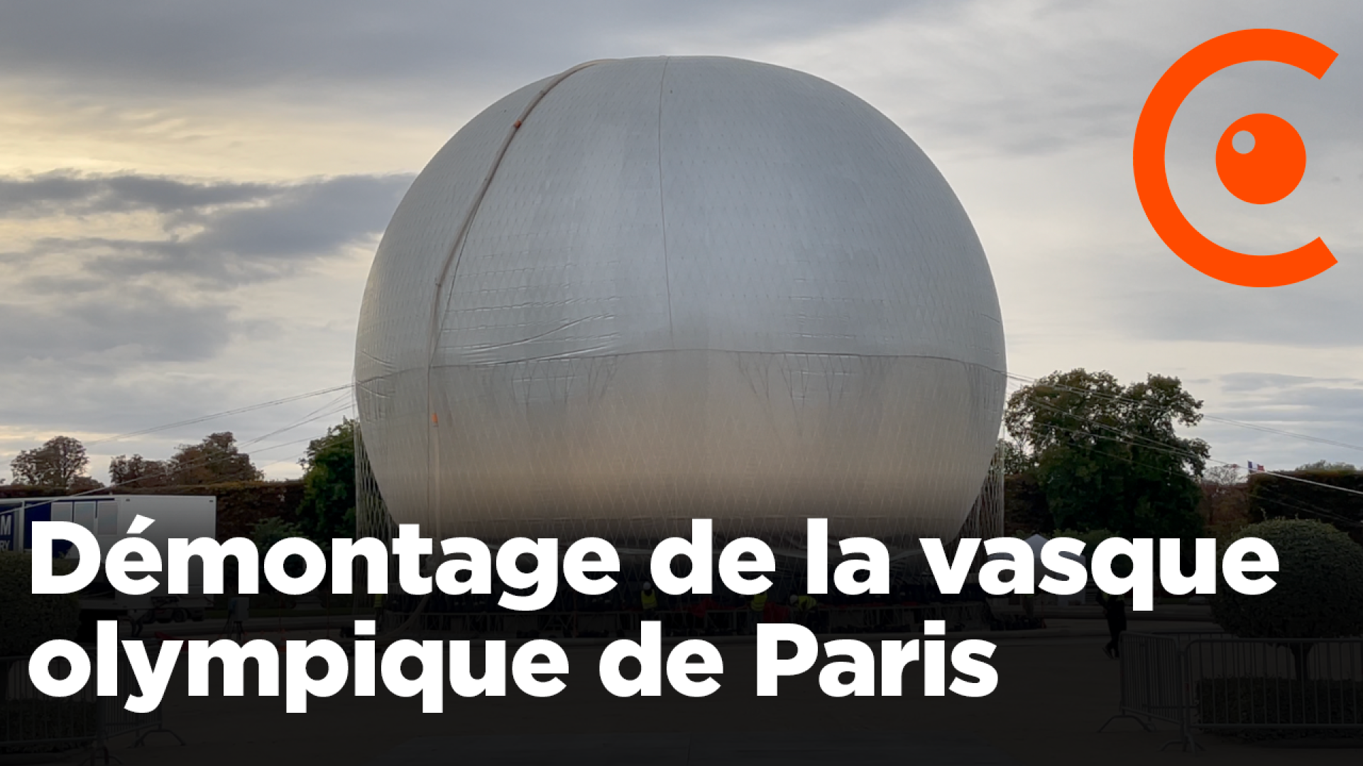 Démontage de la vasque olympique de Paris