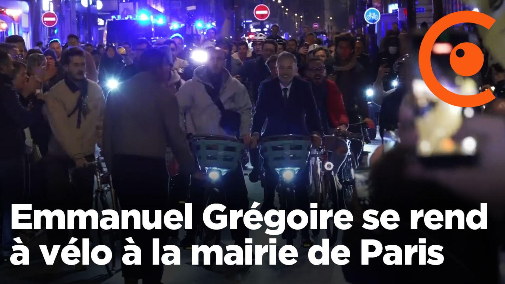 Emmanuel Grégoire goes by bike to the City Hall