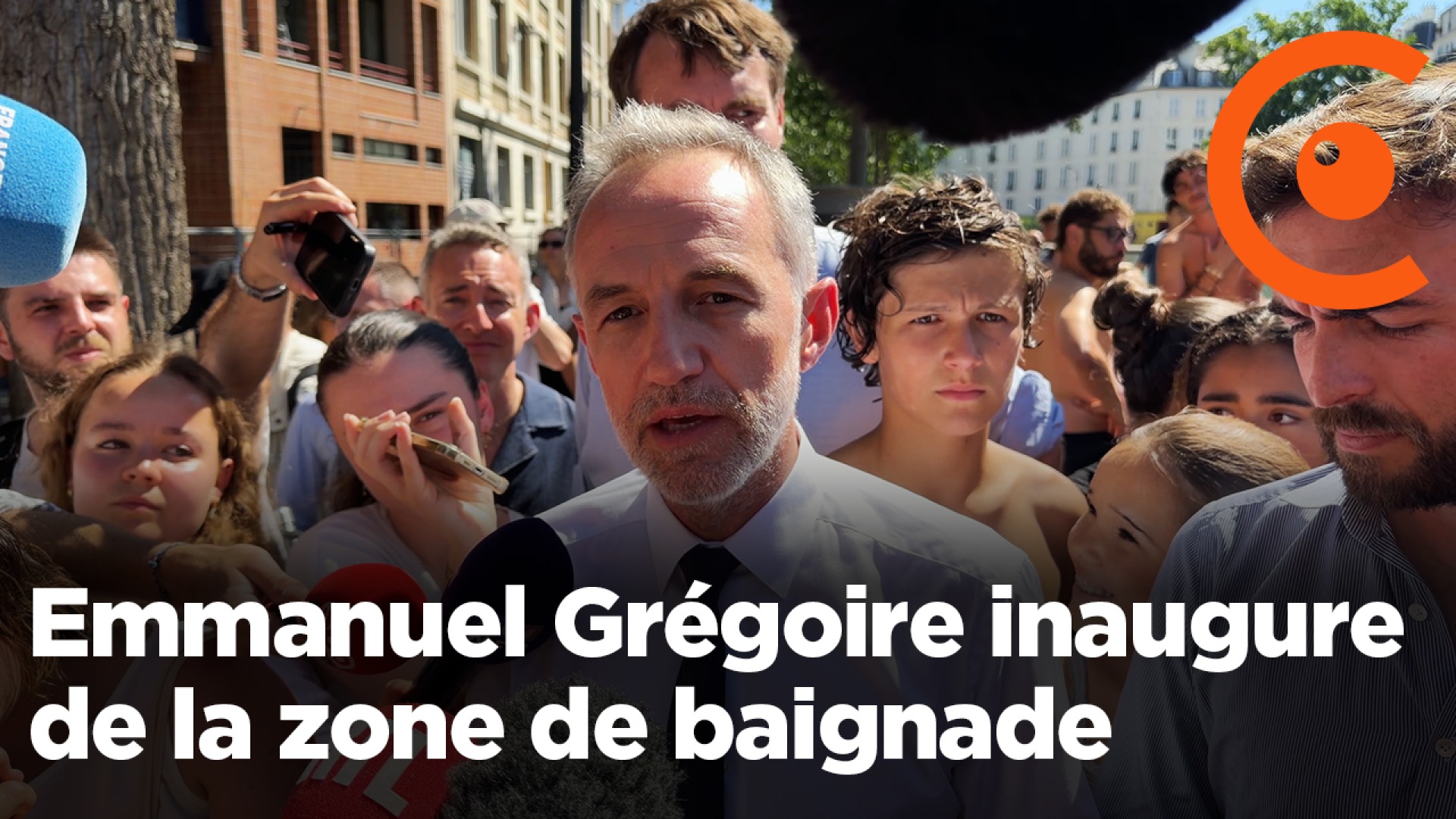 Emmanuel Grégoire inaugure la zone de baignade du Canal Saint-Martin