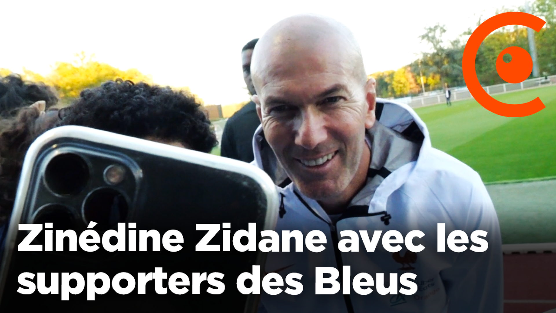 Zinédine Zidane avec les supporters des Bleus pour le deuxième entraînement 