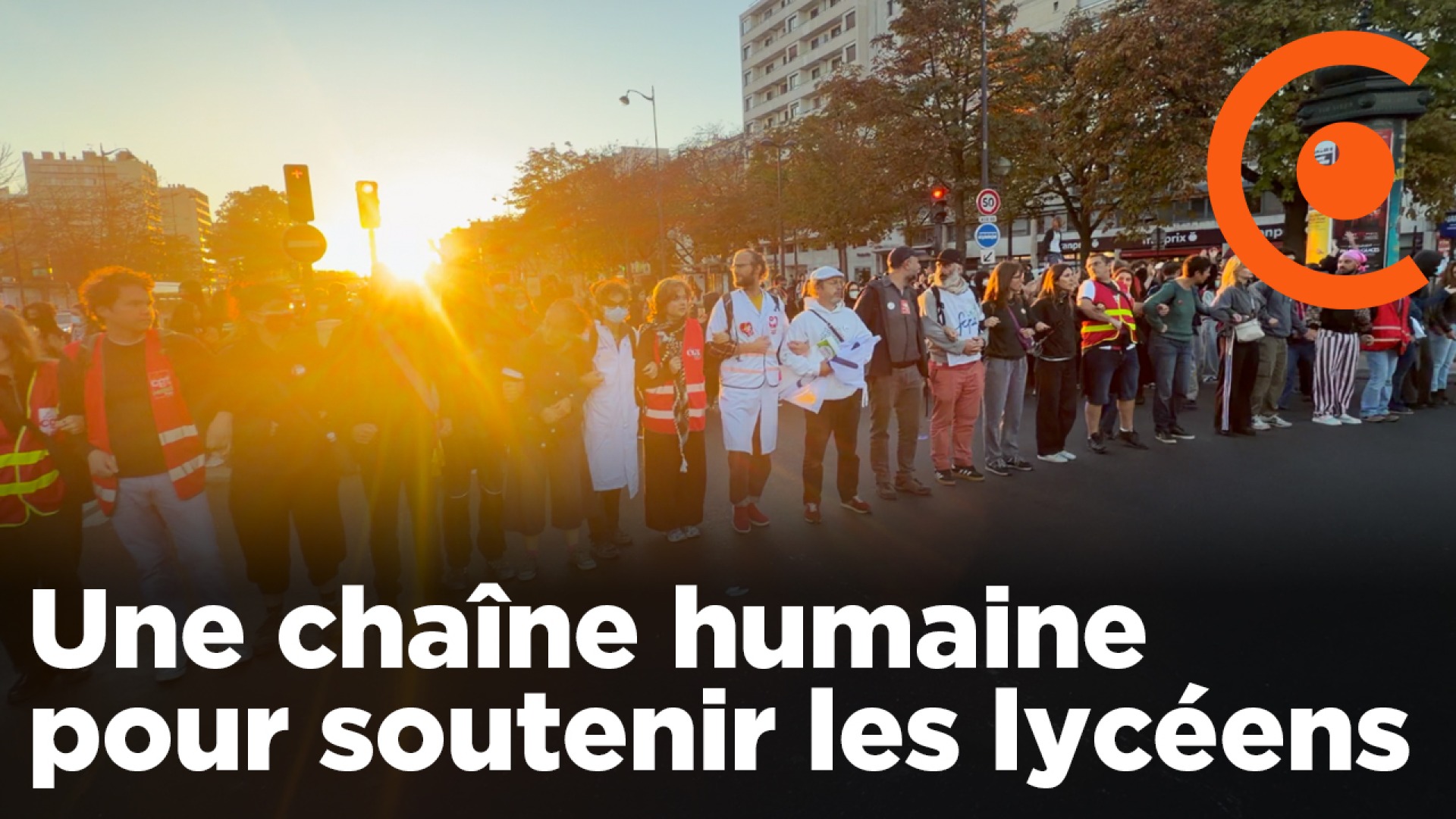 High school blockades: human chain to support students facing gendarmes