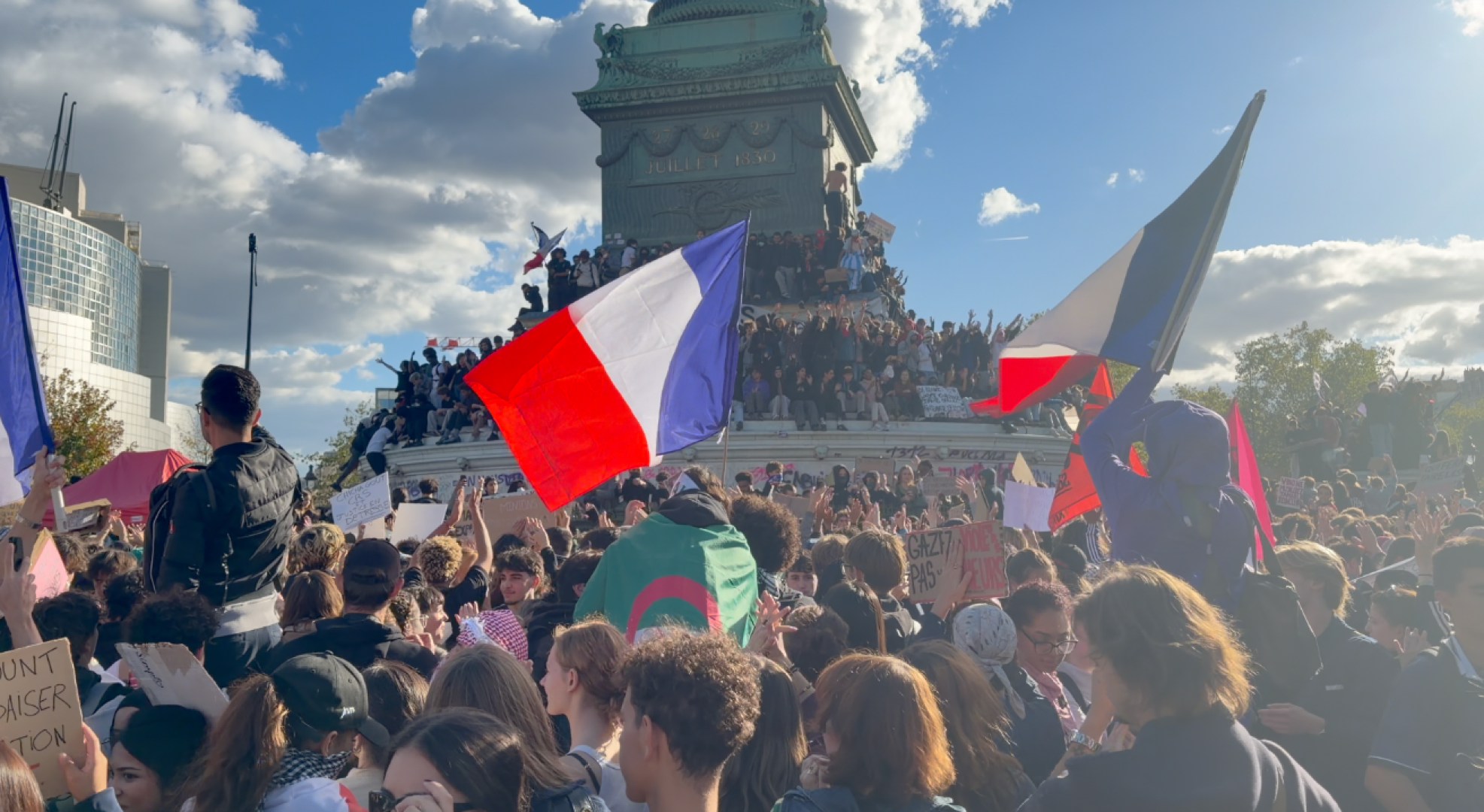 Blocus des lycées : tensions lors de la manifestation place de la Bastille