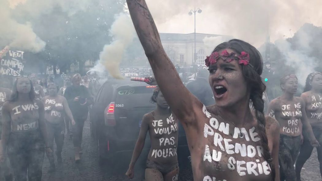 Féminicides : action choc des Femen au cimetière du Montparnasse à Paris