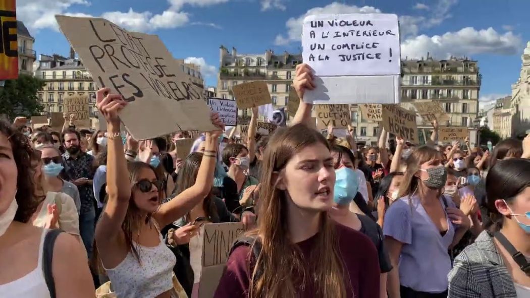 Manifestation féministe contre Dupond Moretti et Darmanin