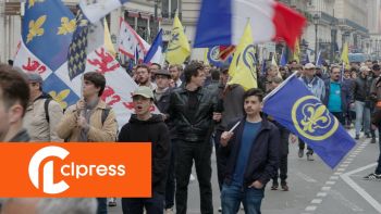 Les militants d'extrême droite de "Action Française" défilent contre la République