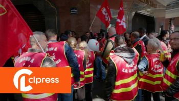 Retraites: action de la CGT devant les Galeries Lafayette