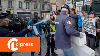 Construction of a wall in front of the Ministry of Ecology: tear gas used