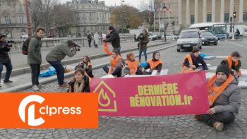 Blockage in front of the National Assembly by "Last Renovation"