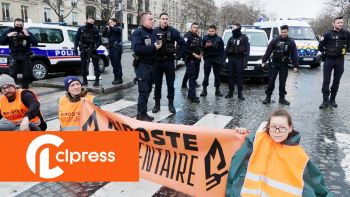 The Last Renovation and Food Redistribution Response are blocking Grande Armée Avenue in Paris.