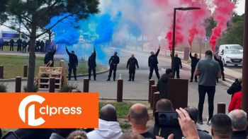 Moment of silence in front of the Aix-Luynes prison