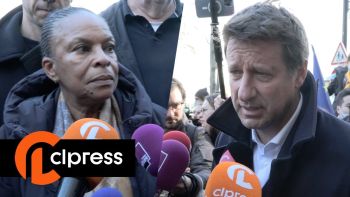 Guerre en Ukraine : Taubira et Jadot devant l'ambassade Russe de France 