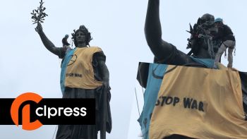 La drapeau de l'Ukraine sur la statue Place de la République par Extinction Rebellion