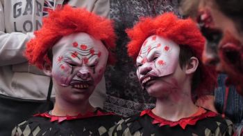 Zombie Walk: a hundred zombies in Paris