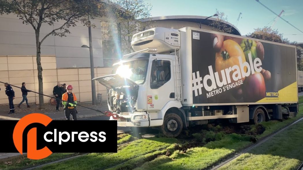 Un camion prend la voie de tram et reste bloqué