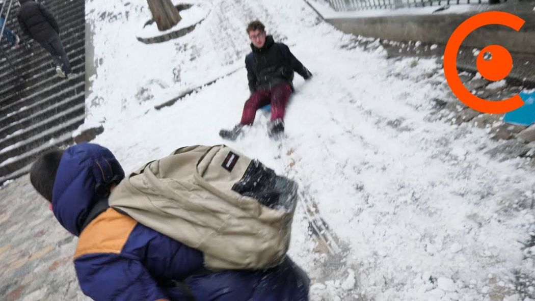 Neige : Snowboards et luges à Montmartre