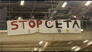Agriculture fair: a "STOP CETA" banner deployed