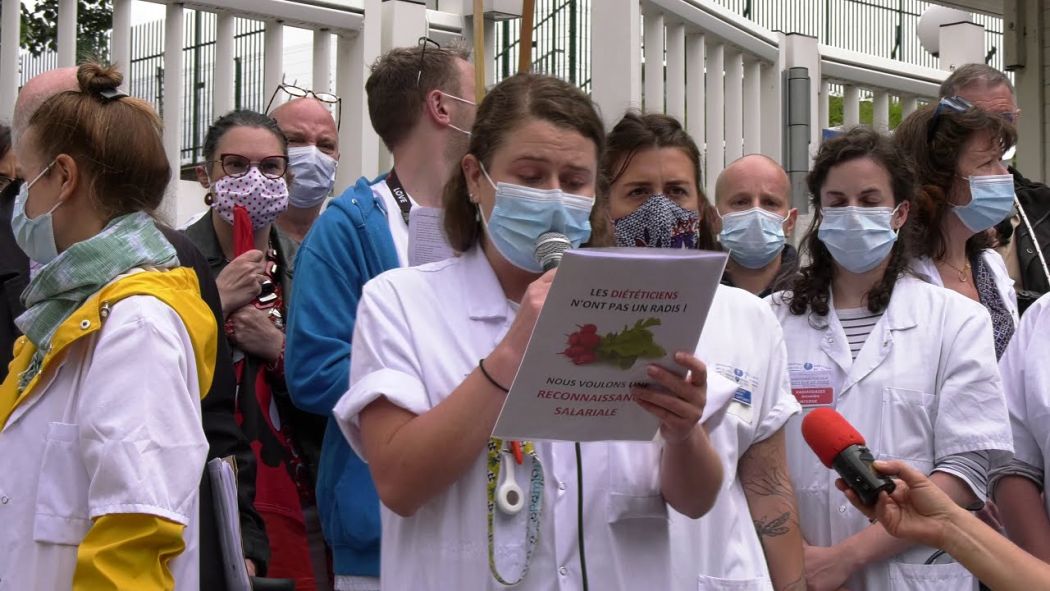 Healthcare workers and yellow vests are demonstrating for the public hospital.