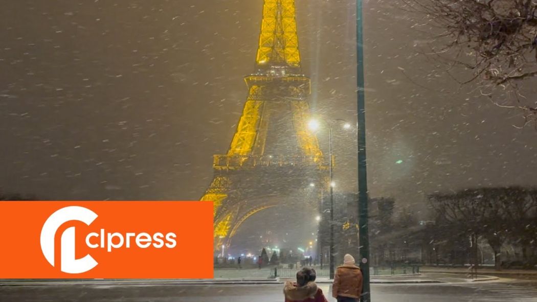 Snow: the Eiffel Tower under the snowflakes