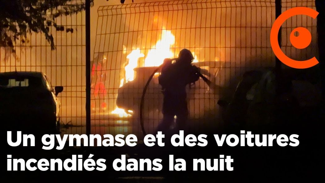 A gymnasium and cars set on fire during the night in Blanc-Mesnil
