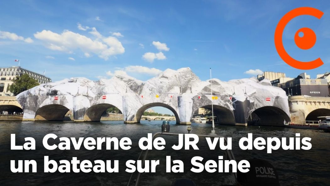 La Caverne du Pont-Neuf de JR vu depuis un bateau sur la Seine
