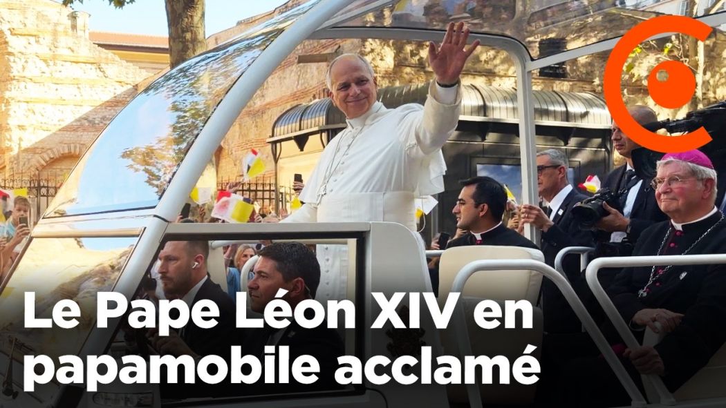 Le Pape Léon XIV en papamobile acclamé dans les rues de Paris