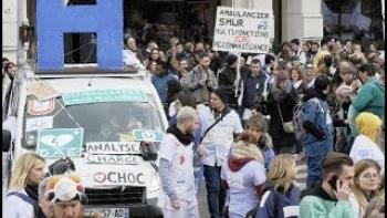Hôpital Public : manifestation massive des blouses blanches 