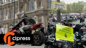 Manifestation de motards contre le stationnement payant à Paris. 