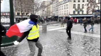 Manifestation : les policiers visés par des boules de neiges