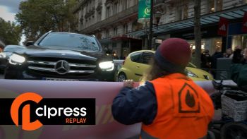 Blocage du Boulevard Haussmann par les militants de "Dernière Rénovation" 