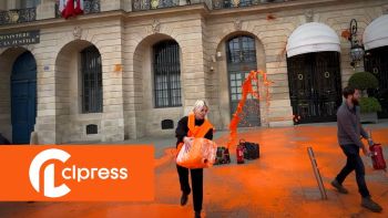 Le Ministère de la Justice recouvert de peinture orange par Dernière Rénovation 