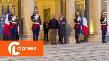 Volodymyr Zelensky accueilli par Emmanuel Macron à l'Elysée 