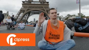 Blocage de "Dernière Rénovation" devant la Tour Eiffel
