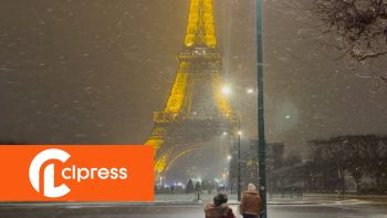 Neige : la Tour Eiffel sous les flocons