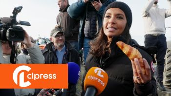 Karine Le Marchand à la rencontre des agriculteurs en colère sur l'A4 proche de Paris