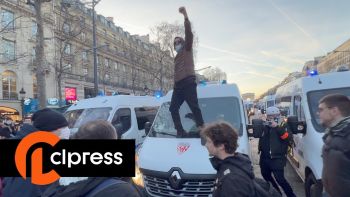 Convoi de la liberté : les manifestants bloquent les CRS