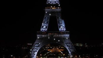 "Merci Johnny Hallyday " projeté sur la tour Eiffel