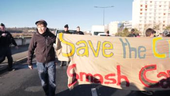 Des militant installent une banderole contre le OnePlanetSummit
