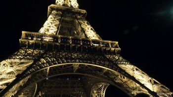 Un homme escalade la Tour Eiffel à mains nues, les pompiers interviennent