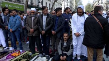Prière de rue après la fermeture de la mosquée 