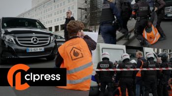 Les militants "Dernière Rénovation" bloquent devant Bercy