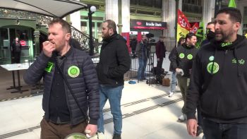 Les cheminots manifestent dans les bureaux de la Gare de Lyon 