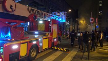 Incendie devant Le Parisien : plusieurs véhicules en feu